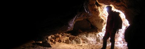 HIKING INTO EARTH, DISCOVER SPELEOLOGY !
