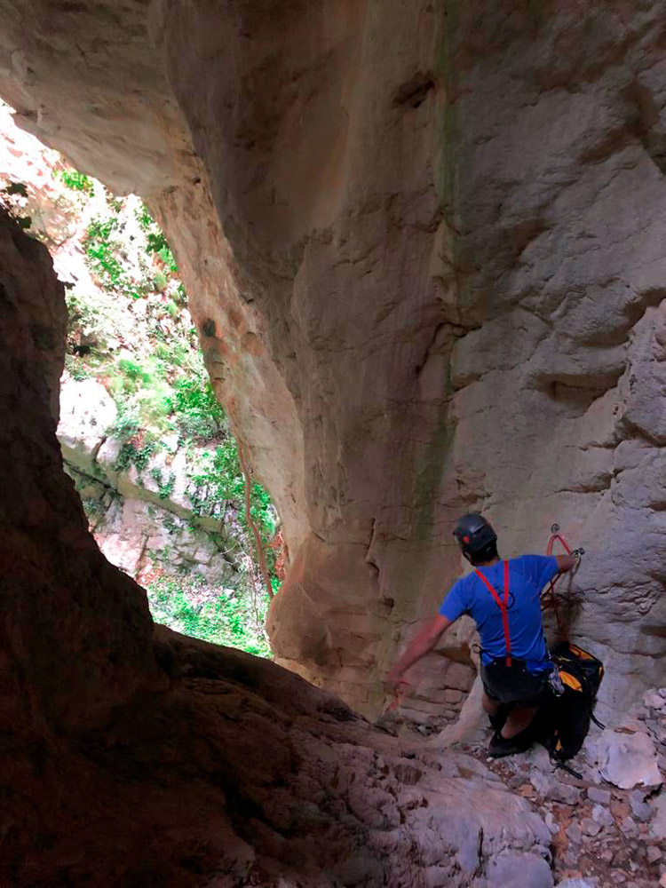 tunel de roca natural al barranc de l'Olla de la Mel a Saldes, el Berguedà