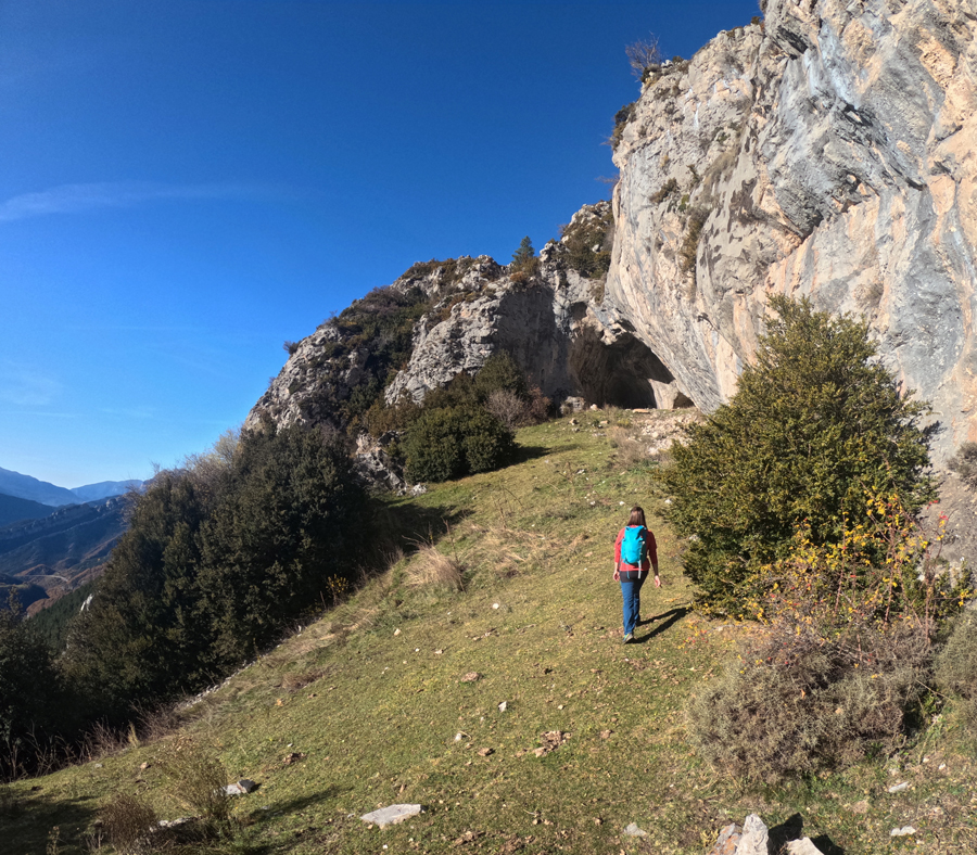 ascensio a la tosa per les muntanyetes visitant la foradada