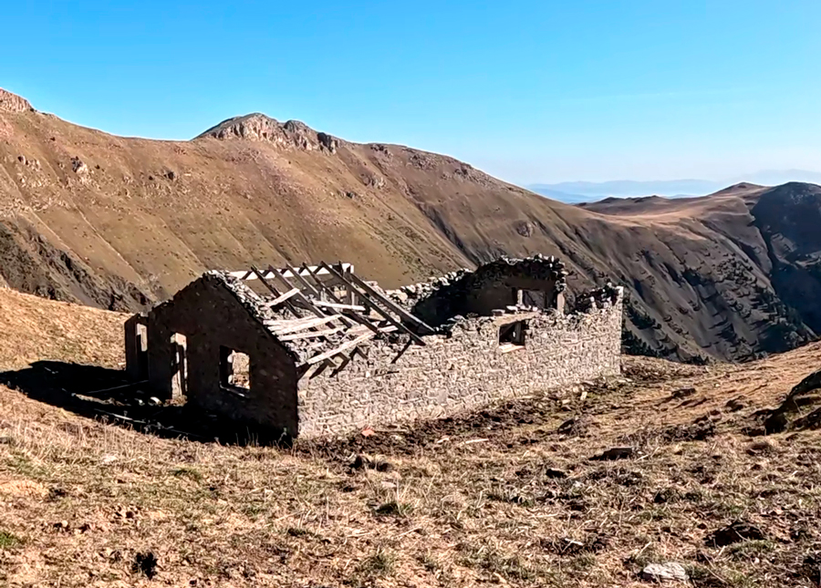 Ascensió a la tosa per les muntanyetes visitant la foradada