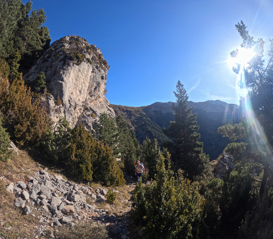 Ascensió a la tosa per les muntanyetes visitant la foradada