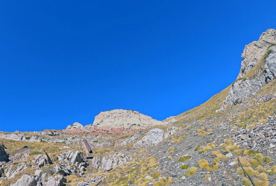 Ascensió a la tosa per les muntanyetes visitant la foradada