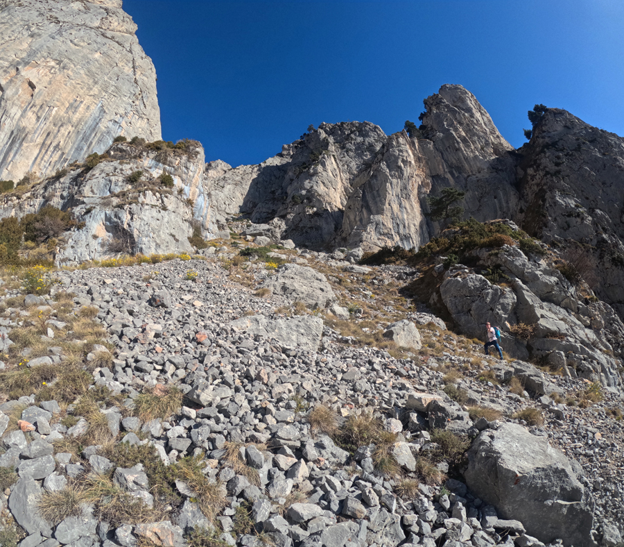 Ascensió a la tosa per les muntanyetes visitant la foradada