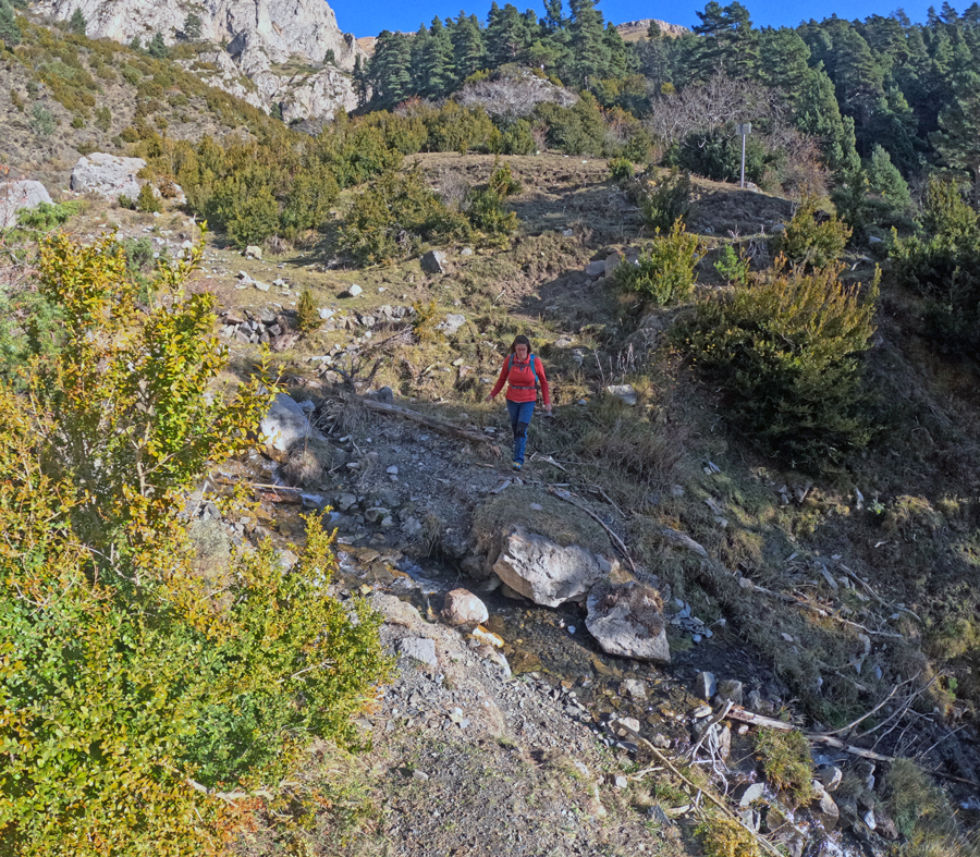 ascensio a la tosa per les muntanyetes visitant la foradada